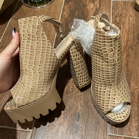 Light brown crocodile open toe heels - Picture 2 of 5